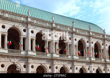 Vicenza, VI, Italien - 2. Juni 2020: Antiker Palast namens BASILICA PALLADIANA mit italienischen Fahnen ohne Menschen Stockfoto