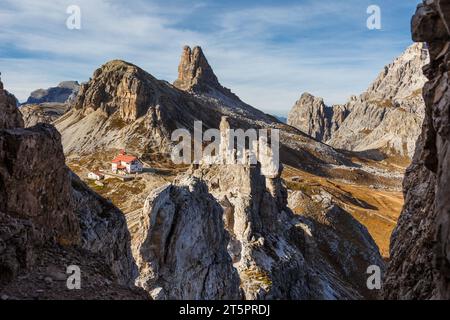 Locatelli Refugium mit Turm des Torre Toblin im hinteren Teil, Dolomite, Italien Stockfoto