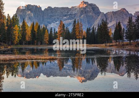 Sonnenaufgang am See Antorno mit hoher Sorapis-Berggruppe im Hintergrund, Dolomiten, Italien, Europa Stockfoto