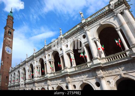 Vicenza, VI, Italien - 1. Juni 2020: Basilica Palladiana ist ein Renaissancebau auf dem Hauptplatz, genannt Piazza dei Signori und Bürgerturm TORRE B Stockfoto