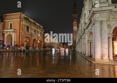 Vicenza, VI, Italien - 15. Januar 2023: Hauptplatz namens PIAZZA DEI SIGNORI im historischen Zentrum mit Reflexen von Straßenlaternen Stockfoto