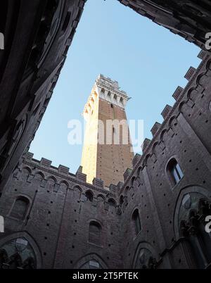 Siena, SI, Italien - 20. Februar 2023: Blick auf den hohen Turm, genannt Torre del Mangia vom Rathaus Stockfoto