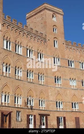 Siena, SI, Italien - 20. Februar 2023: Mittelalterlicher Palast mit drei Lichtern, Tirfora genannt Stockfoto