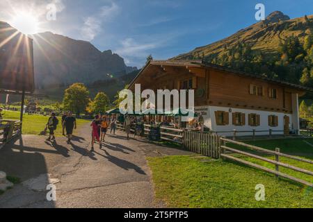 Alpendorf eng auf 1227 m im Engtal, Naturpark Karwendel, Hinterautal-Vomper-Gebirge, Tirol, Österreich, Europa Stockfoto