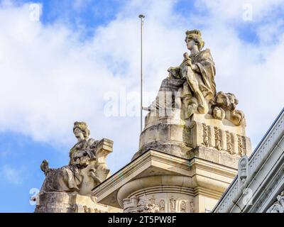 Allegorische Steinfiguren auf dem Hauptbahnhof Gare de Tours, 1898 von Jean Antoine Injalbert - Tours, Indre-et-Loire (37), Frankreich. Stockfoto