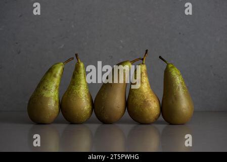 Herbststillleben mit Birnen auf grauem Hintergrund Stockfoto