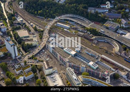 Luftaufnahme, Bogen der Hüttentalstraße Bundesstraße B54 über Eisenbahngleise am Hauptbahnhof bei der City-Galerie, Ringlokschuppen, Siegen-Kernband, Stockfoto