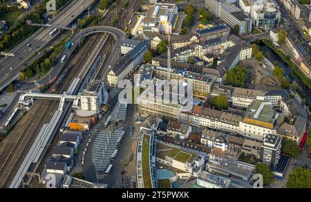 Luftaufnahme, Bogen der Freudenberger Straße über die Bahngleise am Hauptbahnhof, Fußgängerbrücke über den Bahnhof, Siegen-Kernband, Siegen, S Stockfoto