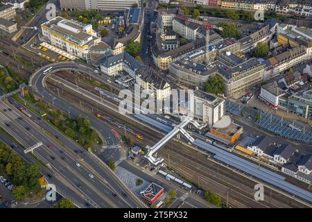 Luftaufnahme, Bogen der Freudenberger Straße über die Bahngleise am Hauptbahnhof, Fußgängerbrücke über den Bahnhof, Siegen-Kernband, Siegen, S Stockfoto