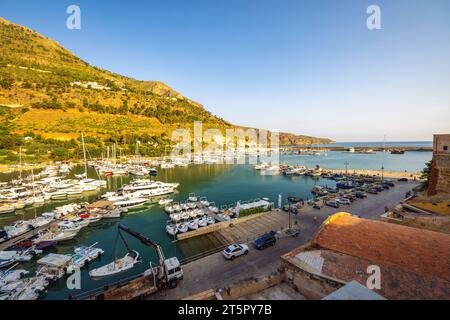 CASTELLAMMARE DEL GOLFO, ITALIEN - 15. JULI 2023: Hafen mit Fischerbooten am Morgen. Stockfoto