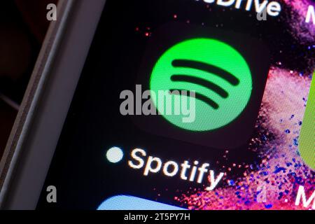 OSTRAVA, TSCHECHISCHE REPUBLIK - 2. AUGUST 2023: Symbol der mobilen Spotify Musik-Streaming-App auf iOS-Smartphone Stockfoto