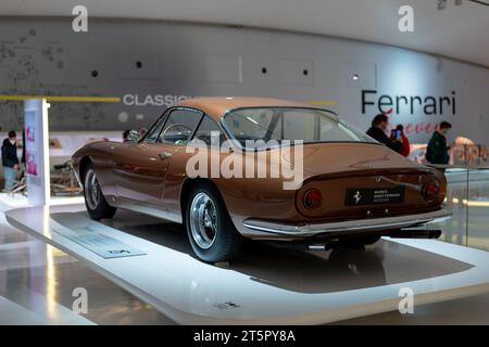 MODENA, ITALIEN - 21. APRIL 2022: Braunes Ferrari 250 GTL Coupé im Enzo Ferrari Museum in Modena Stockfoto