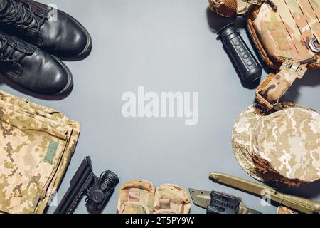 Militärische Ausrüstung flach gelegt Hintergrund. Armee-Uniformkleidung, kugelsichere Weste, Messer, Wärmebildkamera, optische Sicht für Gewehr. Flach, Platz Stockfoto