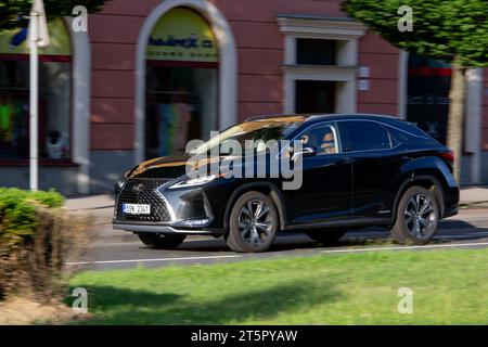 HAVIROV, TSCHECHISCHE REPUBLIK - 27. JULI 2023: Japanischer Lexus RX Luxus-Crossover mit Bewegungsunschärfe-Effekt Stockfoto