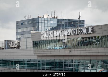 PRAG, TSCHECHISCHE REPUBLIK - 26. AUGUST 2023: Gebäude des Flughafens Vaclav Havel Prag mit Reflexionen Stockfoto