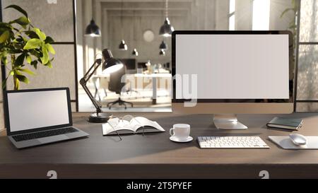 Desktop-Computer mit leerem Bildschirm und Laptop auf Holztisch mit unscharfem Bürohintergrund, Modell für Anzeige oder Montage, 3D-Rendering. Stockfoto