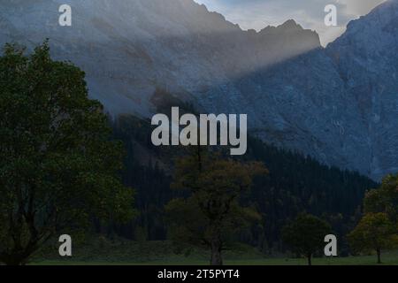 Letztes Sonnenlicht im Engtal oder Engtal, Karwendelmassiv, Alpen, Hinterriss, Tirol, Österreich. Europa Stockfoto