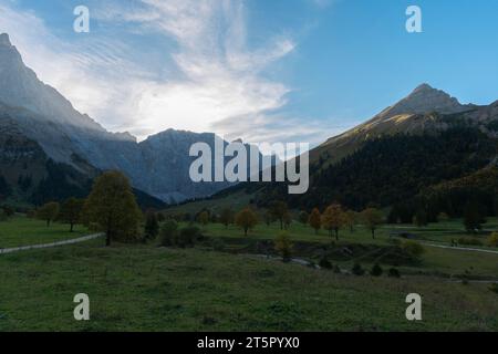 Letztes Sonnenlicht im Engtal oder Engtal, Karwendelmassiv, Alpen, Hinterriss, Tirol, Österreich. Europa Stockfoto