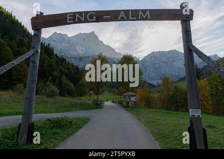 Letztes Sonnenlicht im Engtal oder Engtal, Karwendelmassiv, Alpen, Hinterriss, Tirol, Österreich. Europa Stockfoto