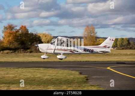 DLOUHA LHOTA, TSCHECHISCHE REPUBLIK - 11. NOVEMBER 2023. Cessna 172S Skyhawk SP startet am Flughafen in Dlouha Lhota. Die Cessna 172 Skyhawk ist ein leichter Single- Stockfoto