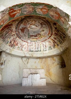 Pancarlik Kilisesi ist am wichtigsten und interessantesten, eine Klosterkirche, die in einer Gruppe von Felsen untergebracht ist. Die Decke der Kirche ist noch vollständig Stockfoto