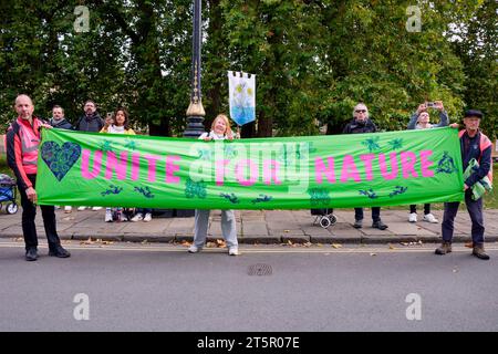 Bath, UK. Oktober 2023. Die Demonstranten der Klimaschutzkampagnen werden im Bild dargestellt, als sie an einem protestmarsch durch das Stadtzentrum von Bath teilnehmen. Stockfoto