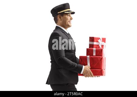 Profilaufnahme eines Pagenjungen mit einem Stapel Geschenke isoliert auf weißem Hintergrund Stockfoto
