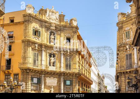 PALERMO, ITALIEN - 18. JULI 2023: Quattro Canti, barocker Platz im Zentrum der Stadt. Stockfoto