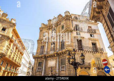 PALERMO, ITALIEN - 18. JULI 2023: Quattro Canti, barocker Platz im Zentrum der Stadt. Stockfoto