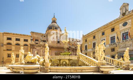 PALERMO, ITALIEN - 18. JULI 2023: Pretoria-Brunnen im historischen Zentrum der Hauptstadt Siziliens. Stockfoto