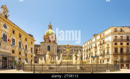 PALERMO, ITALIEN - 18. JULI 2023: Pretoria-Brunnen im historischen Zentrum der Hauptstadt Siziliens. Stockfoto