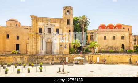 PALERMO, ITALIEN - 18. JULI 2023: Kirche St. Maria des Admirals mit Kirche San Cataldo im historischen Zentrum. Stockfoto