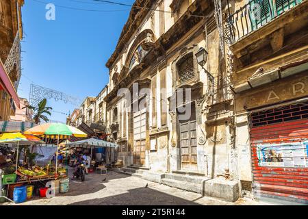 PALERMO, ITALIEN - 18. JULI 2023: Historische Häuser am Straßenmarkt. Stockfoto