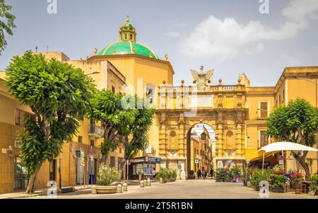 MARSALA, ITALIEN - 8. JULI 2023: Garibaldi-Tor, Eingang in die Altstadt. Stockfoto