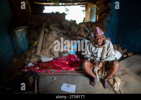 Jajarkot, Nepal. November 2023. Ein Mann sitzt in einem Haus, das bei einem Erdbeben in Jajarkot, Nepal, am 6. November 2023 beschädigt wurde. Insgesamt wurden am Montag um 19:00 Uhr Ortszeit 157 Tote und 349 weitere Verletzte bestätigt, und 17.529 Häuser wurden teilweise beschädigt und 17.792 weitere vollständig zerstört, so Nepals National Emergency Operation Center unter dem Ministerium für Inneres. Quelle: Sulav Shrestha/Xinhua/Alamy Live News Stockfoto