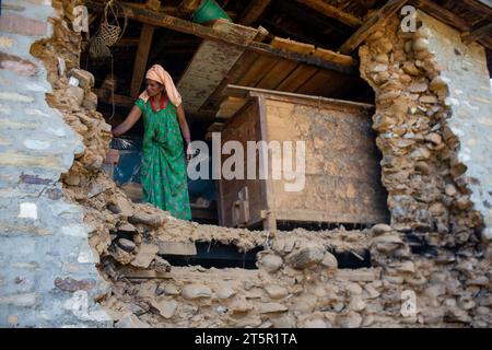 Jajarkot, Nepal. November 2023. Eine Frau wird in einem Haus gesehen, das bei einem Erdbeben in Jajarkot, Nepal, am 6. November 2023 beschädigt wurde. Insgesamt wurden am Montag um 19:00 Uhr Ortszeit 157 Tote und 349 weitere Verletzte bestätigt, und 17.529 Häuser wurden teilweise beschädigt und 17.792 weitere vollständig zerstört, so Nepals National Emergency Operation Center unter dem Ministerium für Inneres. Quelle: Sulav Shrestha/Xinhua/Alamy Live News Stockfoto