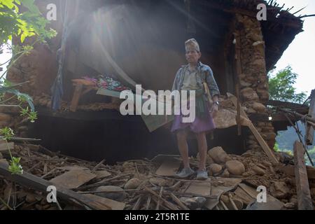 Jajarkot, Nepal. November 2023. Ein Mann steht vor einem Haus, das bei einem Erdbeben in Jajarkot, Nepal, am 6. November 2023 zerstört wurde. Insgesamt wurden am Montag um 19:00 Uhr Ortszeit 157 Tote und 349 weitere Verletzte bestätigt, und 17.529 Häuser wurden teilweise beschädigt und 17.792 weitere vollständig zerstört, so Nepals National Emergency Operation Center unter dem Ministerium für Inneres. Quelle: Sulav Shrestha/Xinhua/Alamy Live News Stockfoto