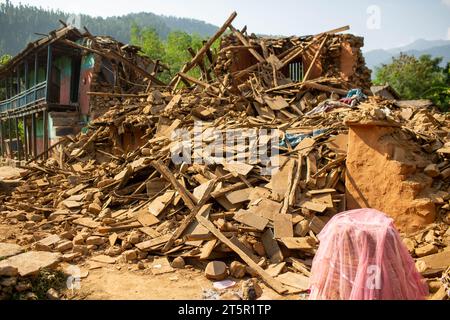 Jajarkot, Nepal. November 2023. Das Foto vom 6. November 2023 zeigt Häuser, die bei einem Erdbeben in Jajarkot, Nepal, zerstört wurden. Insgesamt wurden am Montag um 19:00 Uhr Ortszeit 157 Tote und 349 weitere Verletzte bestätigt, und 17.529 Häuser wurden teilweise beschädigt und 17.792 weitere vollständig zerstört, so Nepals National Emergency Operation Center unter dem Ministerium für Inneres. Quelle: Sulav Shrestha/Xinhua/Alamy Live News Stockfoto