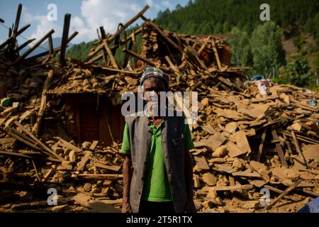 Jajarkot, Nepal. November 2023. Ein Mann steht vor einem Haus, das bei einem Erdbeben in Jajarkot, Nepal, am 6. November 2023 zerstört wurde. Insgesamt wurden am Montag um 19:00 Uhr Ortszeit 157 Tote und 349 weitere Verletzte bestätigt, und 17.529 Häuser wurden teilweise beschädigt und 17.792 weitere vollständig zerstört, so Nepals National Emergency Operation Center unter dem Ministerium für Inneres. Quelle: Sulav Shrestha/Xinhua/Alamy Live News Stockfoto