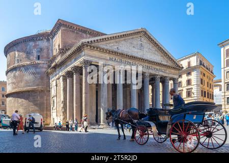 ROM, ITALIEN - 11. MAI 2022: Pferdekutsche vor dem Pantheon-Tempel. Stockfoto