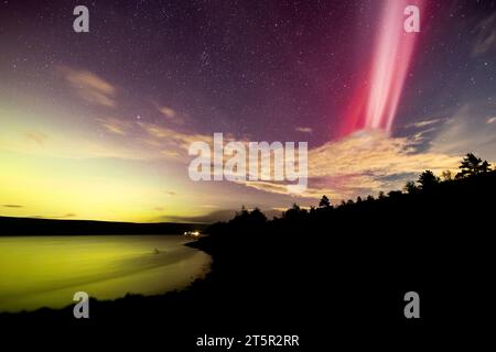 Aurora Borealis und das Phänomen „STEVE“, das eine atemberaubende Show am Himmel über dem Grimwith Reservoir in North Yorkshire, England, veranstaltet Stockfoto