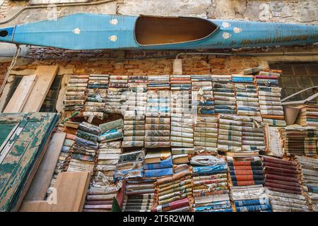 VENEDIG, ITALIEN - 4. MÄRZ 2023: Bücher der Buchhandlung Libreria Acqua Alta. Stockfoto