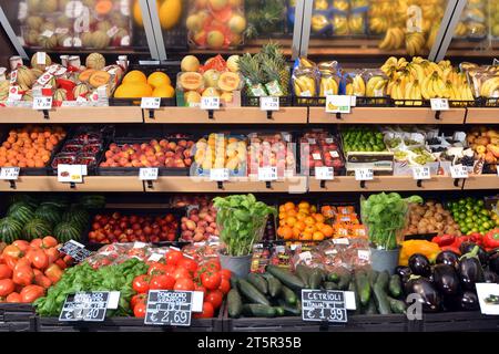 Piemont, Italien. 06-09-2023 verschiedene Obst- und Gemüsesorten in den Regalen eines Supermarktes. Stockfoto