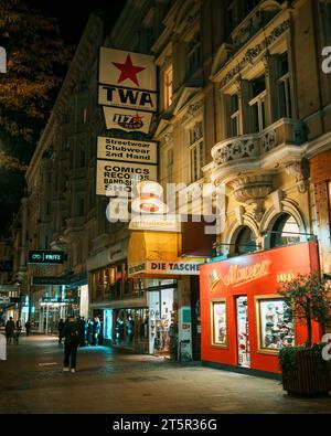 Schilder auf der Mariahilfer Straße, Wien, Österreich Stockfoto