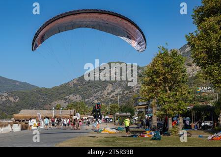 Gleitschirmfliegen, Oludeniz, Türkei Stockfoto