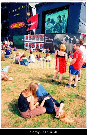 BRITPOP- und ROCKFANS, READING FESTIVAL, 1998: Junge Freunde teilen einen entspannenden Moment auf der Hauptbühne. Eine Szene aus dem Schauplatz und Publikum in der Arena der Main Stage beim Reading Festival 1998 am 28-30. August 1998 in Reading, England, Großbritannien. Foto: Rob Watkins Stockfoto