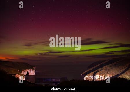 Rote und grüne Nordlichter (Aurora Borealis) bei North Landing, Flamborough an der East Yorkshire Coast Stockfoto