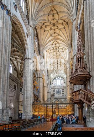 Das Hauptschiff der neuen Kathedrale von Salamanca in Salamanca, Spanien am 16. Oktober 2023 Stockfoto