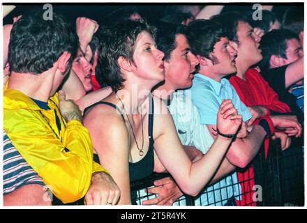 BRITPOP FANS, RADIO 1 LIVE, CARDIFF, 1998: Fans in der Front der Menge bei BBC Radio 1 Live, Coopers Field, Cardiff, UK am 13. September 1998. Die Veranstaltung war mit Robbie Williams, Manic Street Preachers, Divine Comedy, Republica und Shirehorses vertreten. Foto: Rob Watkins Stockfoto