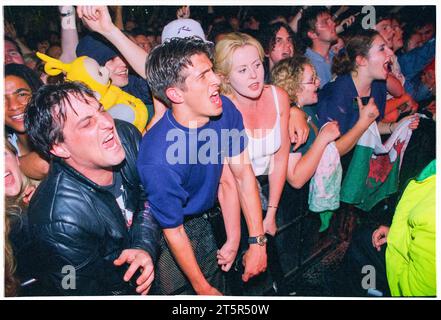 BRITPOP FANS, RADIO 1 LIVE, CARDIFF, 1998: Fans in der Front der Menge bei BBC Radio 1 Live, Coopers Field, Cardiff, UK am 13. September 1998. Die Veranstaltung war mit Robbie Williams, Manic Street Preachers, Divine Comedy, Republica und Shirehorses vertreten. Foto: Rob Watkins Stockfoto